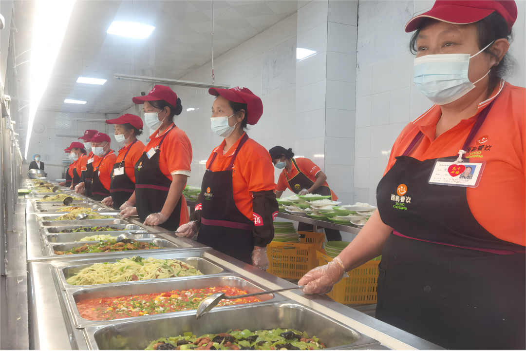营养三餐 温馨陪同—— 福鹿会餐饮集团中学项目部全力以赴包管新学期营养餐供应事情